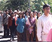 Walking from the groom's house to the bride's house in the desa